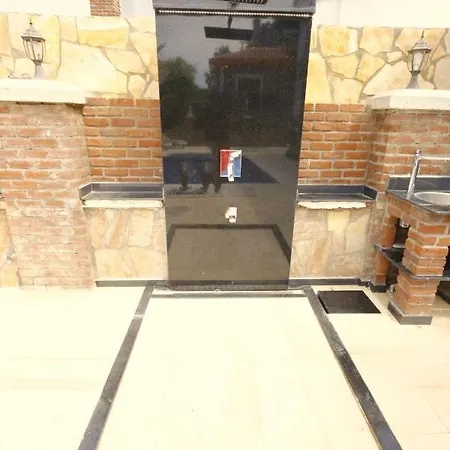 Luxus Pool Kestel فيلة ألانيا